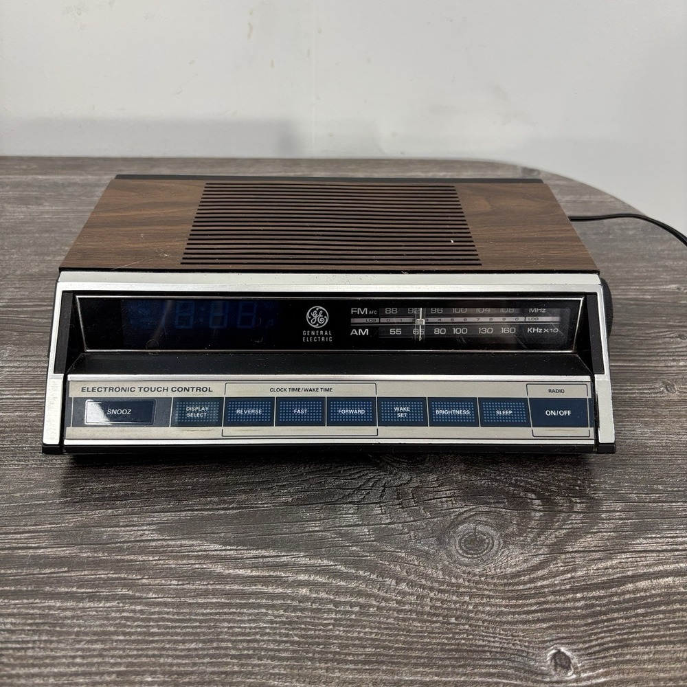 General Electric 7-4662C AM/FM Clock Radio Woodgrain Finish Tested